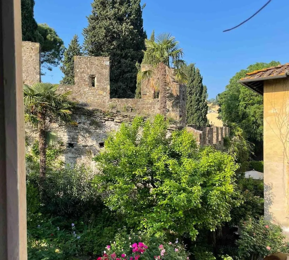 Surrounded By Greenery In The Heart Of Florence Apartment